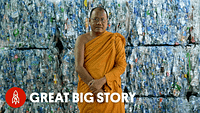 Come un monaco buddista sta trasformando la plastica in abiti | Great Big Story
