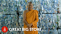 Come un monaco buddista sta trasformando la plastica in abiti | Great Big Story