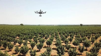 Robot e droni per ridurre gli sprechi dei terreni agricoli di grandi dimensioni